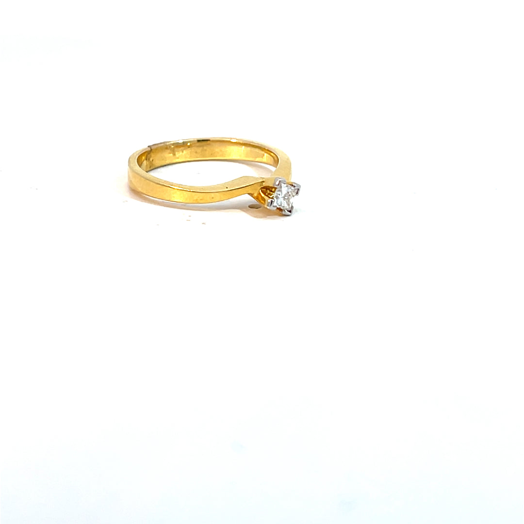 DIAMOND RING