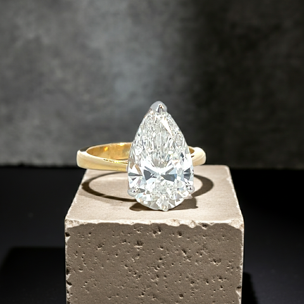 Kama Lumiere Ring